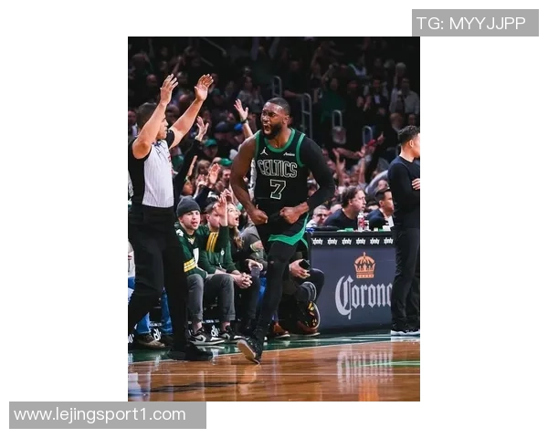 杰伦布朗轻松发挥9投5中贡献15分7篮板4助攻展现全能实力