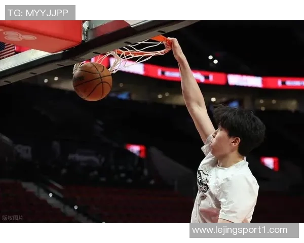 开拓者前线记者小傅期待小杨在篮球场上展现真实自我的那一天 开拓者前线记者小傅期待小杨在篮球场上展现真实自我的那一天