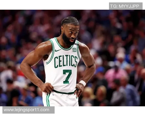 杰伦布朗三节狂砍30分5篮板助力球队进攻势头强劲 杰伦布朗三节狂砍30分5篮板助力球队进攻势头强劲