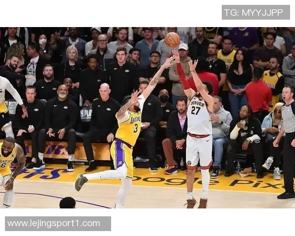 贾马尔穆雷半场表现出色9中4贡献11分2板7助攻2抢断展现全面能力 贾马尔穆雷半场表现出色9中4贡献11分2板7助攻2抢断展现全面能力